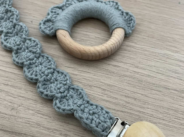 Lot naissance 1 = Attache tétine + Anneau de dentition « pétales » ou « ourson »