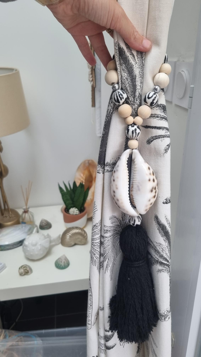 Embrasse coquillage tigris pompon noir