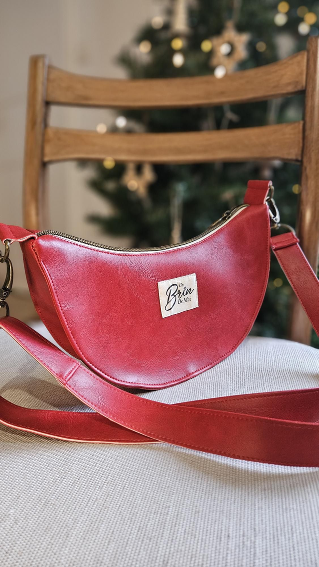 Sac demi-lune en simili cuir rouge