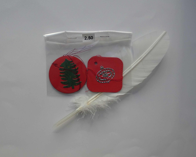 étiquettes cadeaux carrées et rondes avec boules et sapins