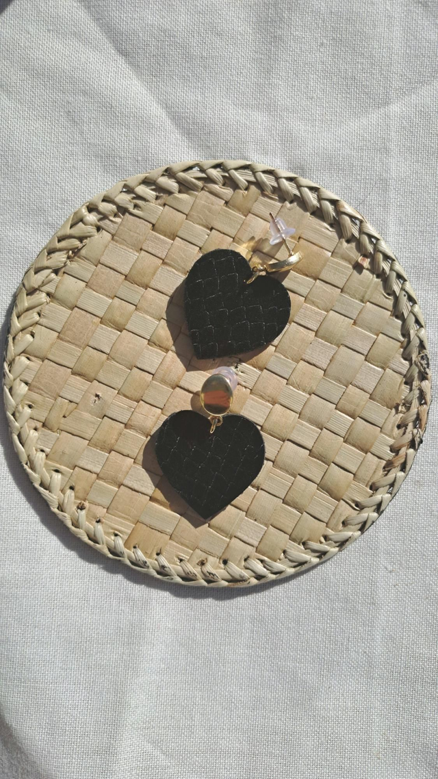 Boucles d'oreilles cœurs en matières végétales 