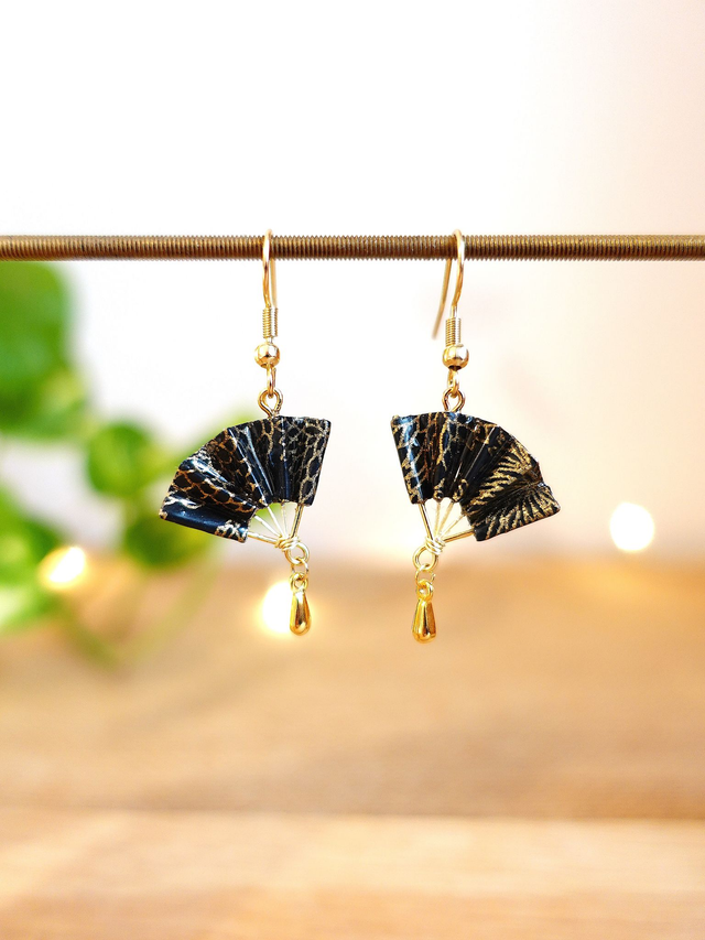 Boucles d&#039;oreilles origami éventail / INOX doré / Papier japonais washi / Noir, or /