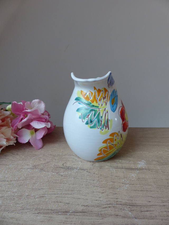 Ancien petit pichet, pot à lait en céramique fait main décor fleuri peint à la main style Vallauris, pichet coloré cadeau décoration table