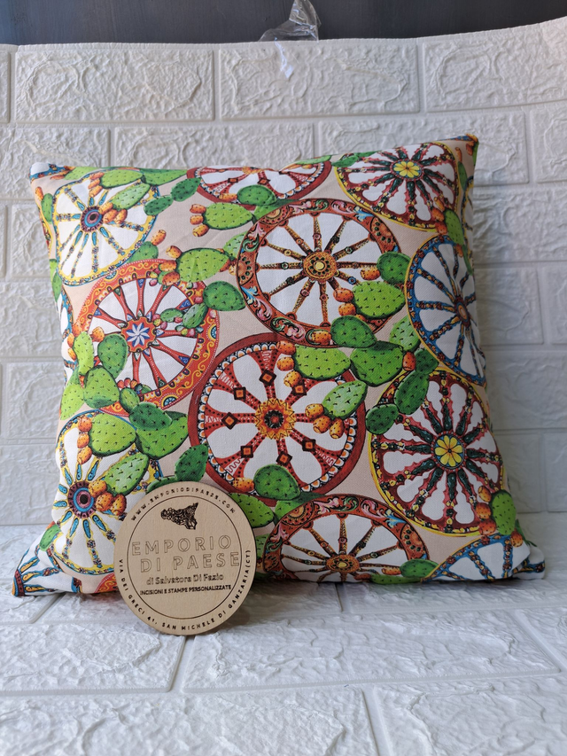 Fodera cuscino in tessuto siciliano con ruote di carretto e fichi d&#039;india, anche su misura