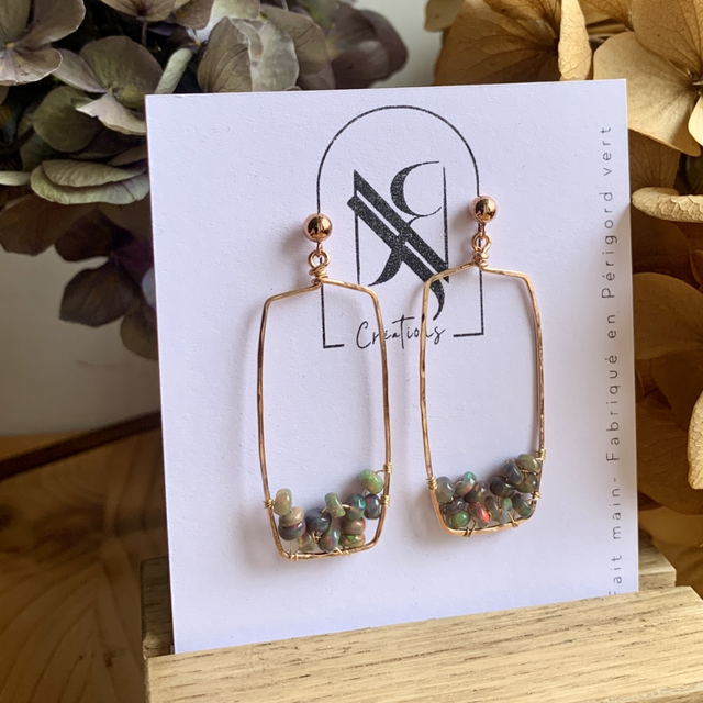 Boucles d'oreilles martelées, en or rose laminé (Goldfilled) , habillées d’Opales noires naturelles 