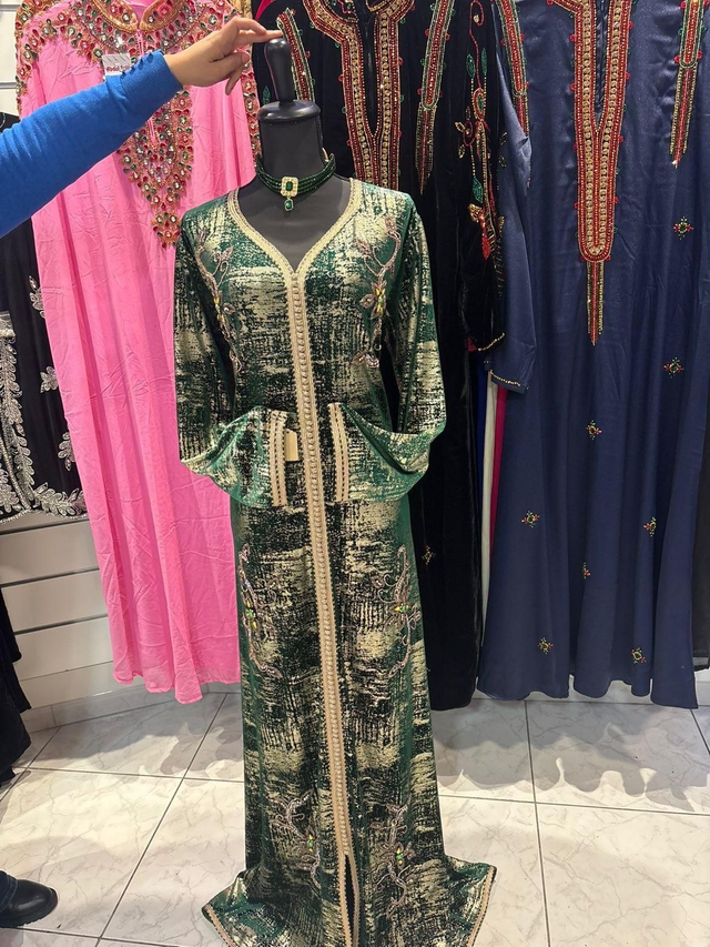 Caftan velours vert perlé 
