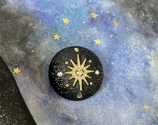 Broche noir pailletée avec étoile galactique