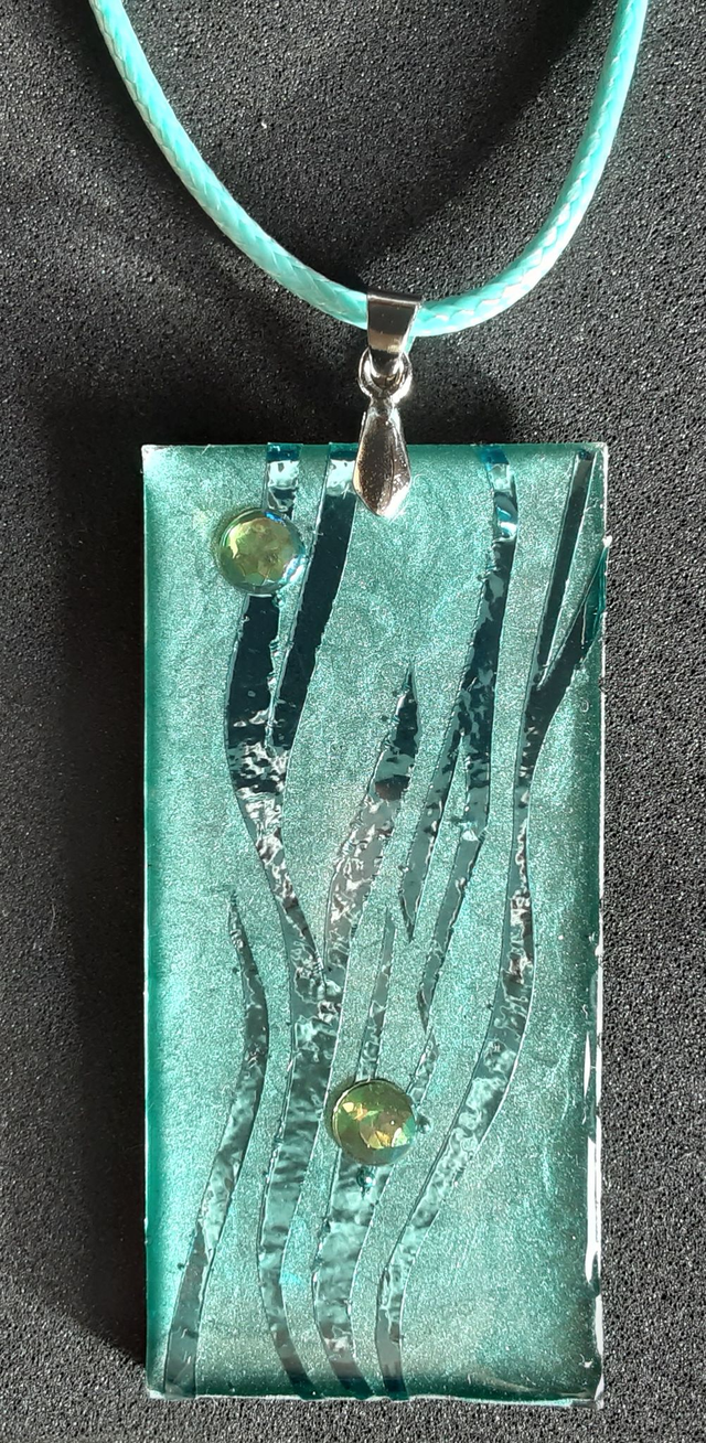 Pendentif grand rectangle collection Maritime fond bleu gris nacré et effet algue bleu ciel métallique et deux cabochons