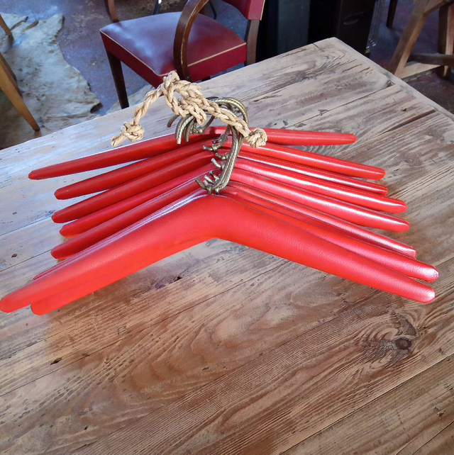 Lot de cintres en Skaï rouge