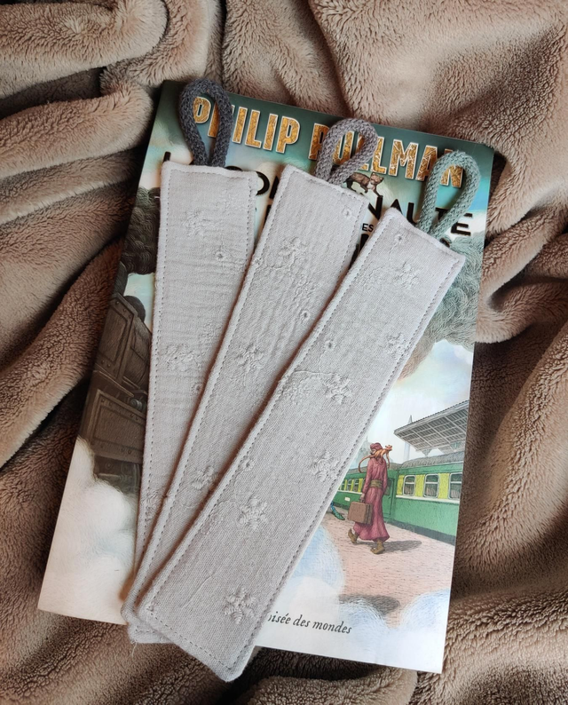 Marque page &quot; La trilogie de la poussière&quot;