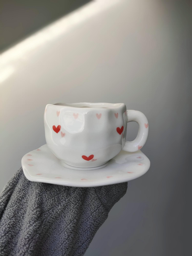 Tasse et soucoupe en céramique coeurs 