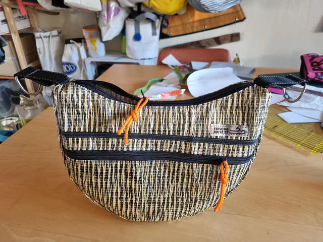 Umhängetasche aus Segelupcycling ( Größe M)