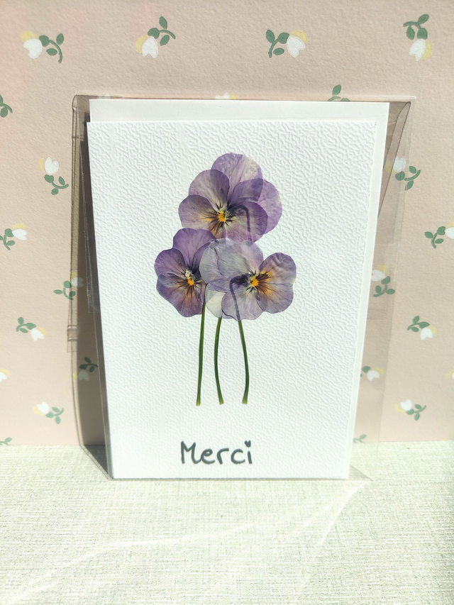 Carte pensées violettes avec fleurs pressées