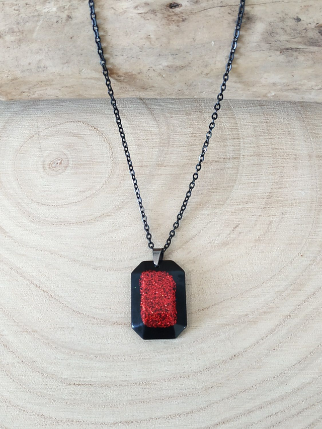Collier noir structuré rouge pailleté