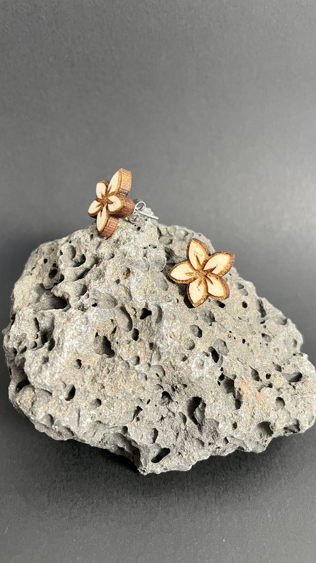 Fleur de Frangipanier - Boucle d'oreille puce
