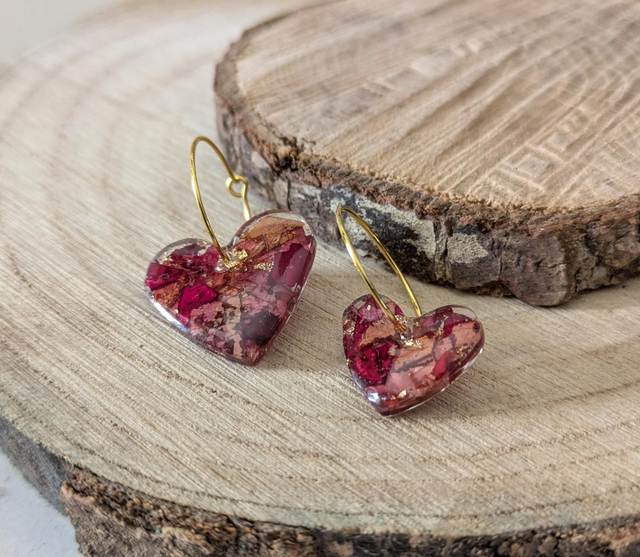 Aros con corazones con pétalos de rosas 