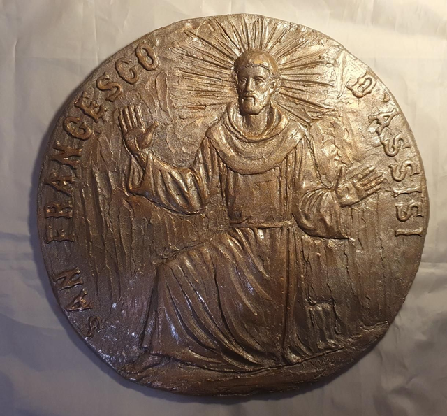 Medaglione San Francesco MONTATO SU BASE DI LEGNO, Terracotta PATINATO BRONZO.