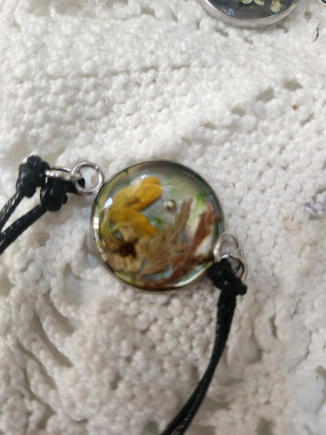 Bracelet  fleurs fond vert cordon noir