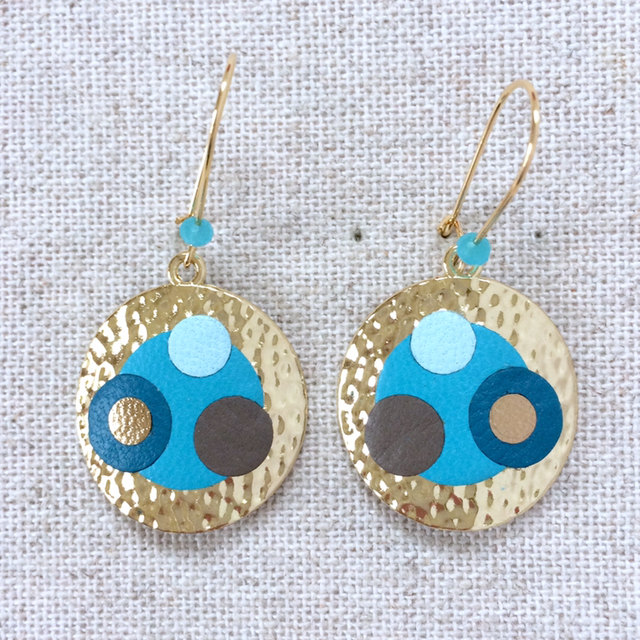 Boucles d’oreilles « Cacophonie » dorées, réversibles, cuir tons bleus