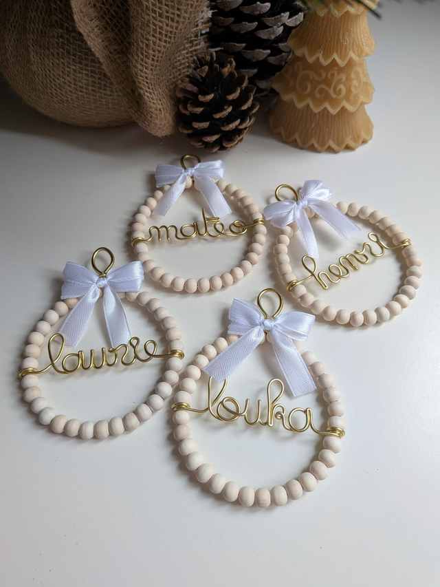 Boule de Noël perles bois personnalisée - Boule de Noël prénom personnalisée – Cadeau fin d'année – Noël blanc - Noël en famille