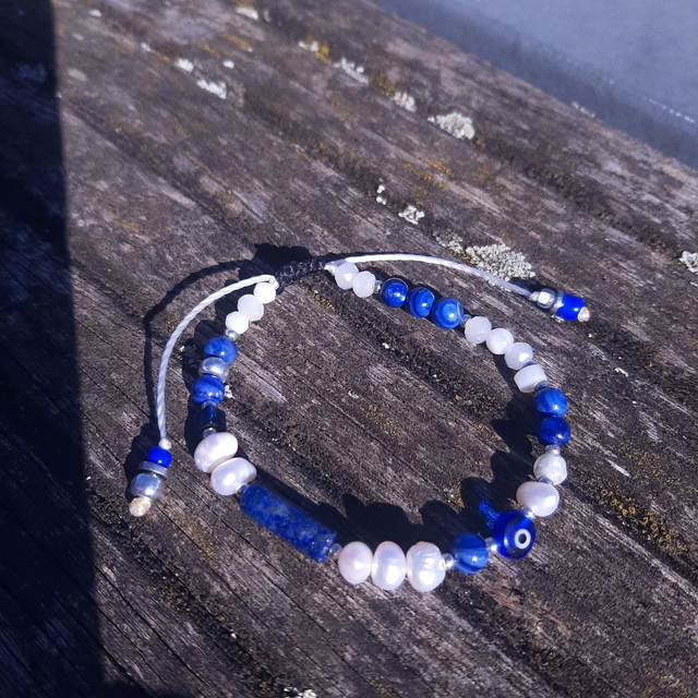 Bracelet Femme Bleu-Blanc en Lapis Lazuli, Mauvais Œil , perles de culture, nacre sur nœud coulissant