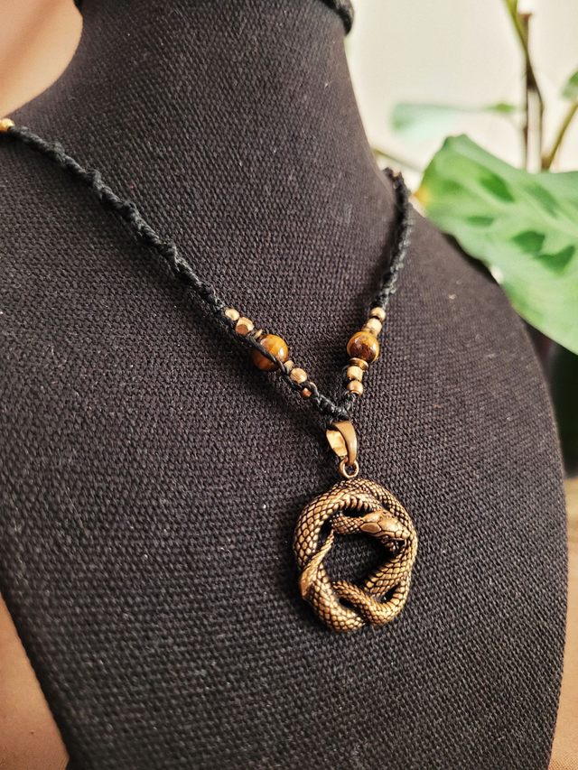 Sautoir en œil de tigre - pendentif en serpent doré