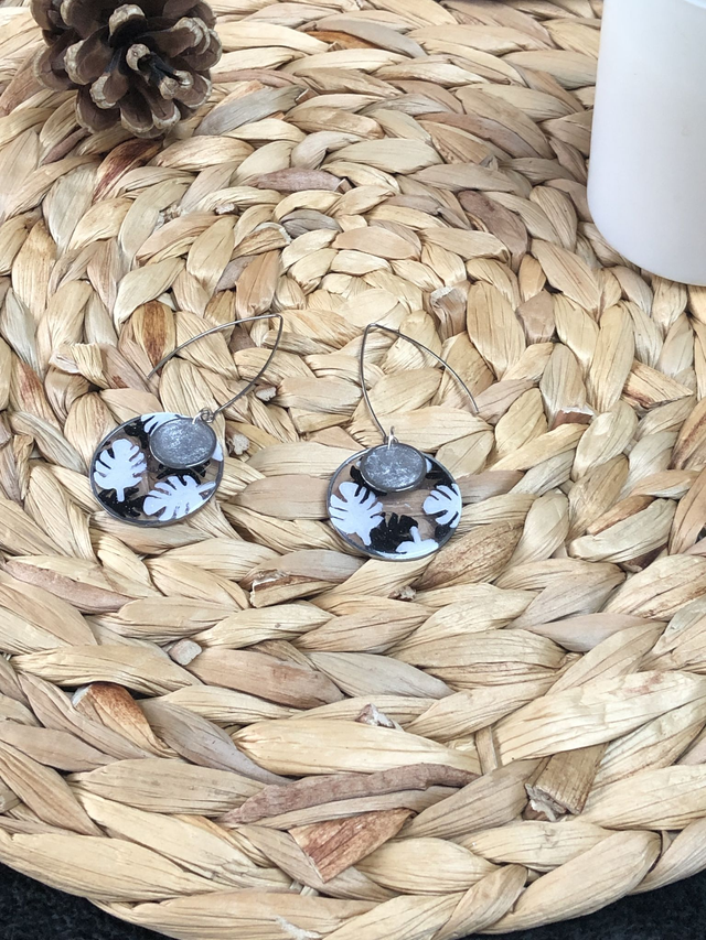 Boucles d'oreilles Pascaline - design feuilles blanches et noires