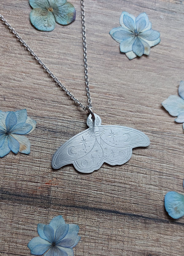 Le papillon - Collier insecte stellaire en métal gravé