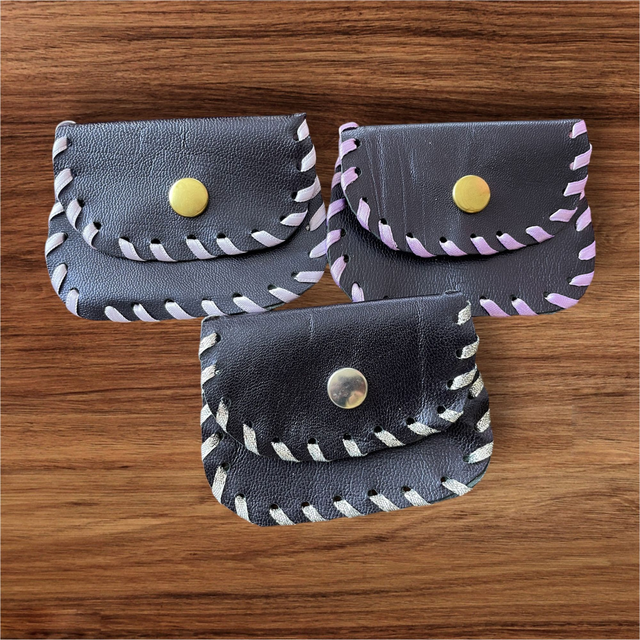 Pochette à chapelet en cuir violet foncé