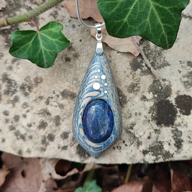 Pendentif en Bois de Platane stabilisé bleu, Lapis Lazuli et Argent