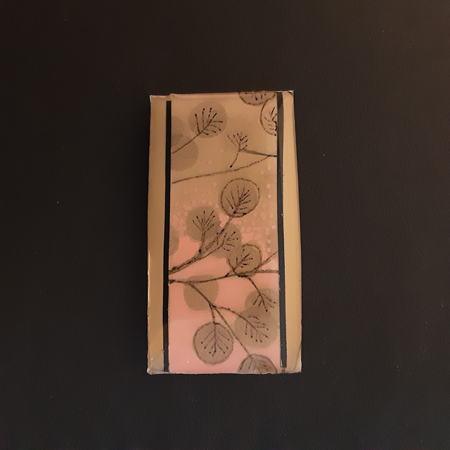 Broche rectangle moyen collection Japon fond chamois et motif délicat de feuillage pastel rose. Article déclassé : défaut au centre