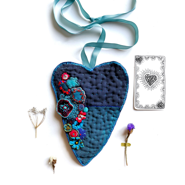 Grand cœur en soie brodé et matelassé 