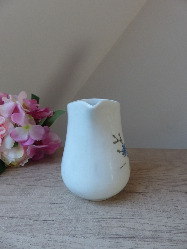Pot à lait vintage Pillivuyt France – Porcelaine blanche décor fleurs de chicorée bleue, pichet bohème pour déco campagne chic ou bouquet