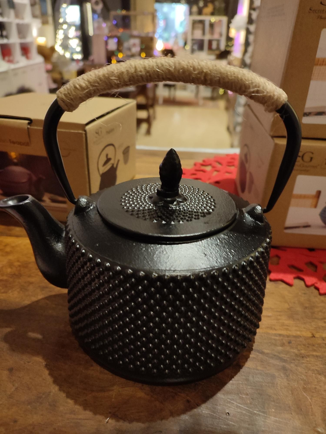 Théière en fonte poignée ficelle