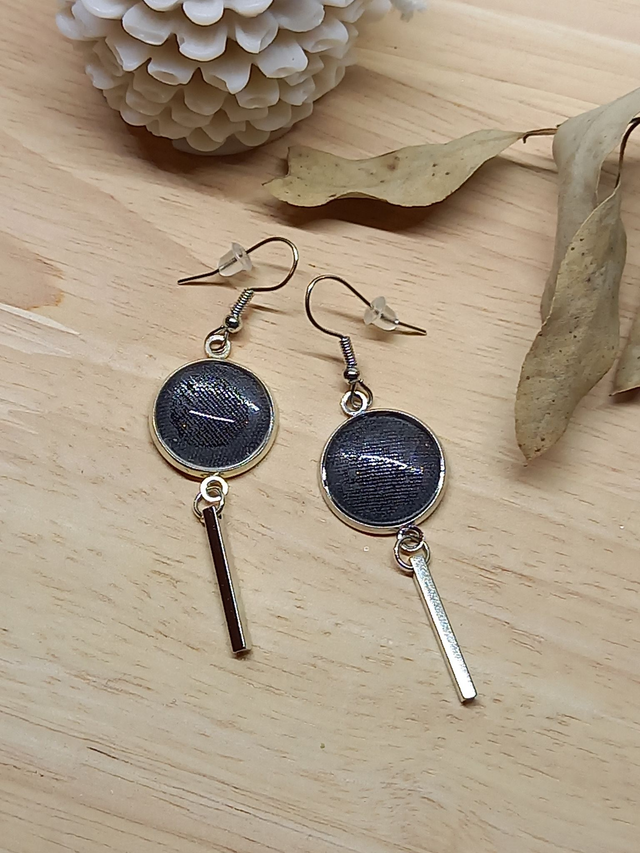 Boucles d&#039;oreilles Composition cabochon noir - breloque tige argentée