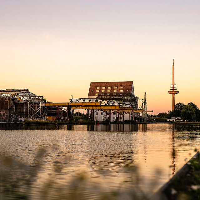 Hafen mit Fernmeldeturm