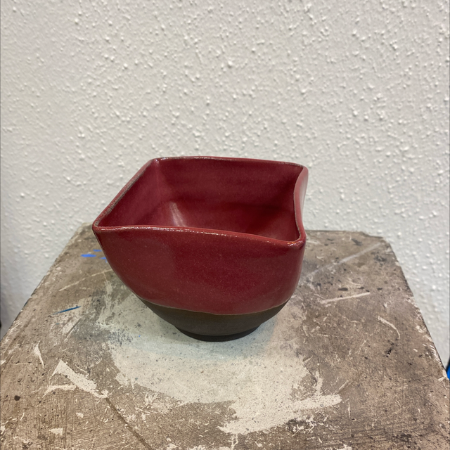 Lille kantet skål - bordeaux, af Helle Bornæs 