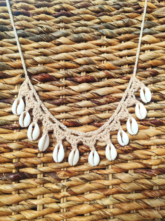 Collier en coton et cauris naturels 