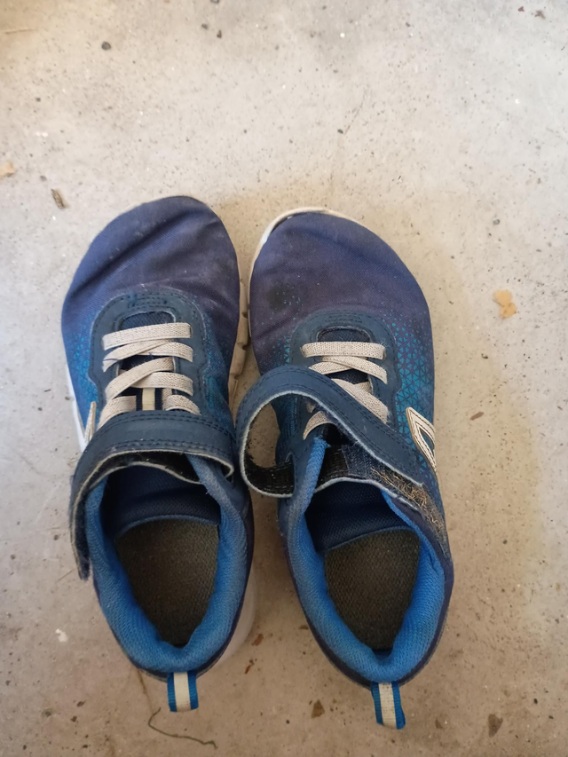 Decathlon 13C trainer, velcro straps