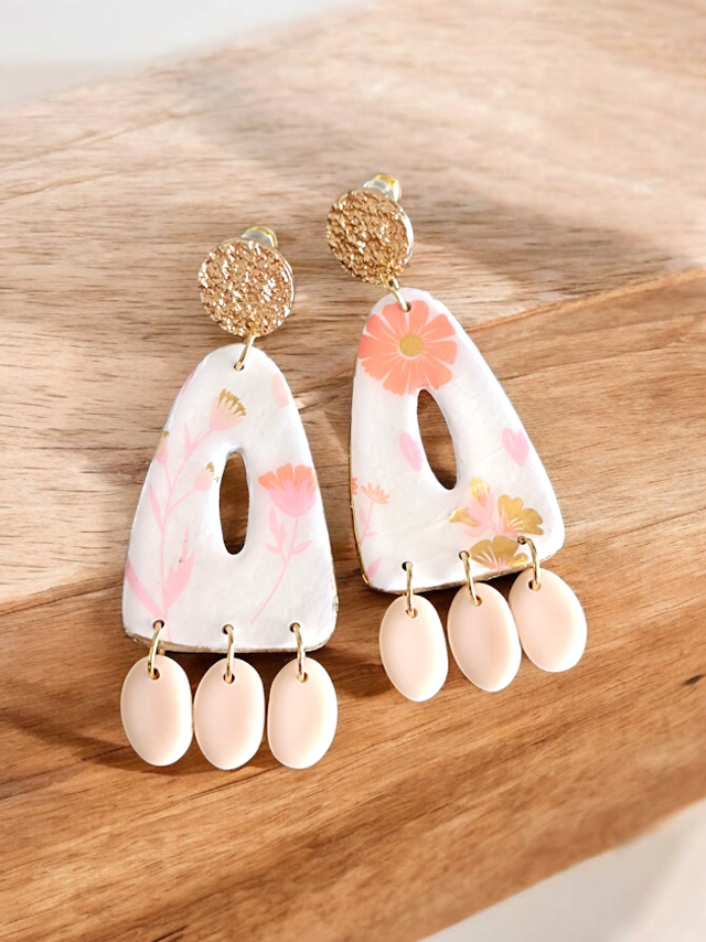 Boucles d&#039;oreilles en argile et décor en papier