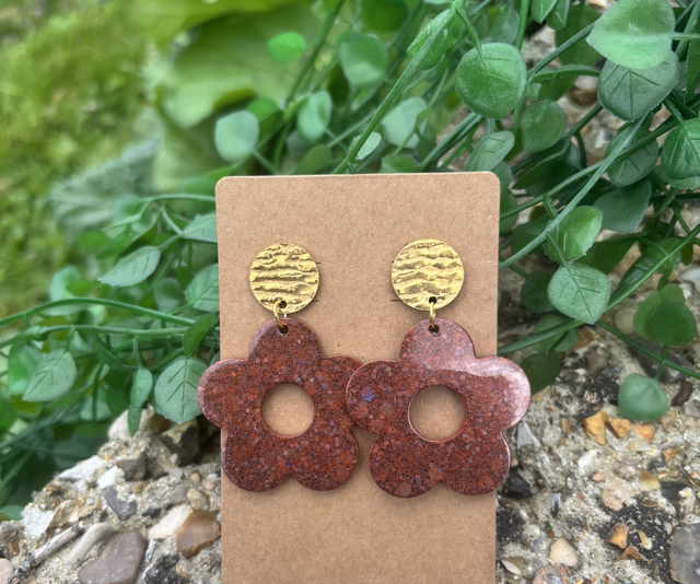 Boucles d’oreilles résine marron et doré à pailettes 
