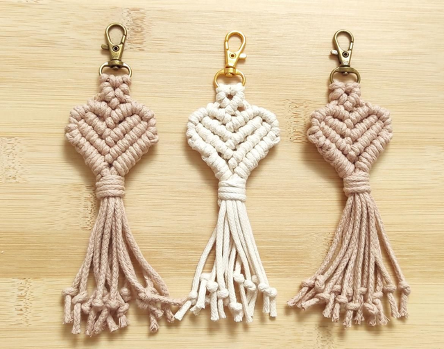 Porte clé coeur macramé blanc/bronze