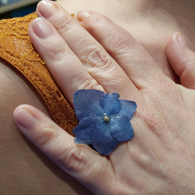 Bague Hortensia – Bijou floral fait main en résine brillante, taille 52