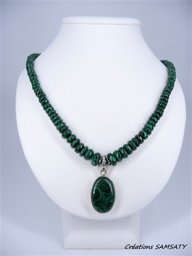 Collier en malachite avec son médaillon
