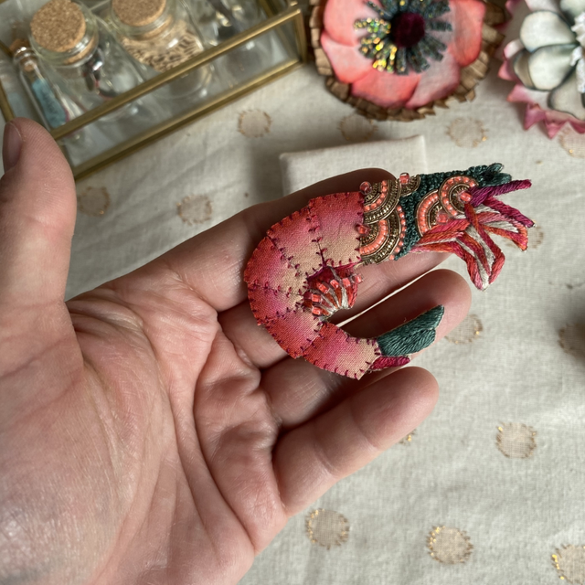 Broche crevette rose