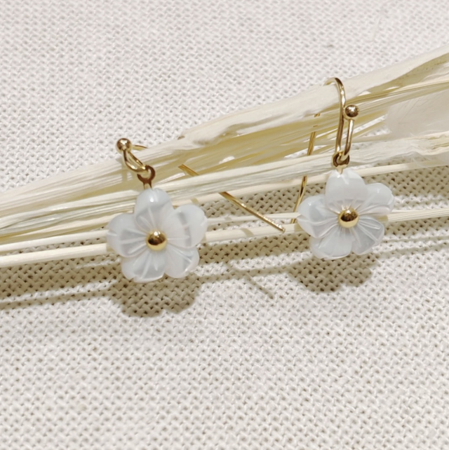 Boucles d’oreilles fleur nacré