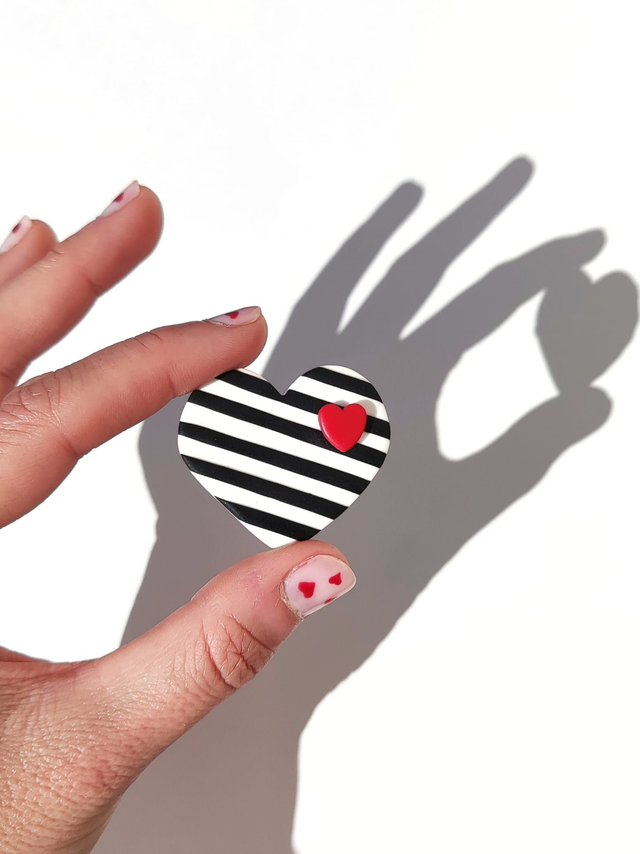 Broche corazón de rayas blanco y negro