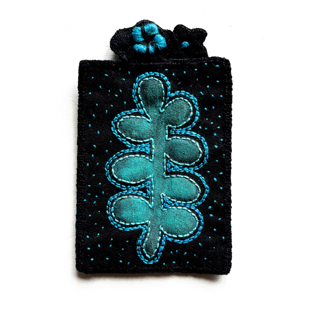 Petit tableau végétal noir et turquoise peint et brodé