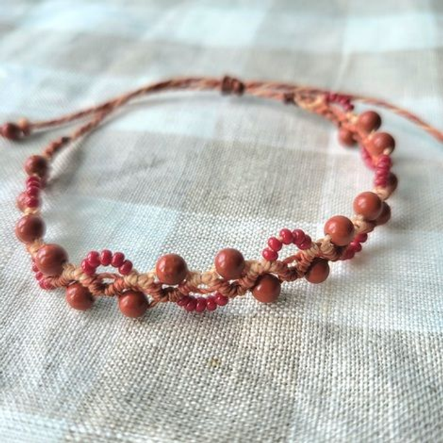 Kit Bracelet vague Jaspe rouge (micro-macramé fils beige et marron, jaspe rouge pierre naturelle, perles de rocaille rouges)