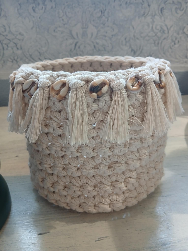 Pot de fleur avec cache-pot en macramé et coquillages synthétiques